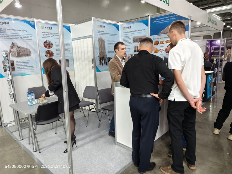 Diye Energy trade-fair booth with product panels and staff talking to a visitor