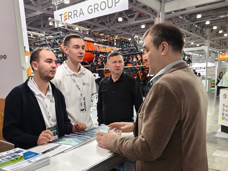 A buyer talking with three staff across the booth counter